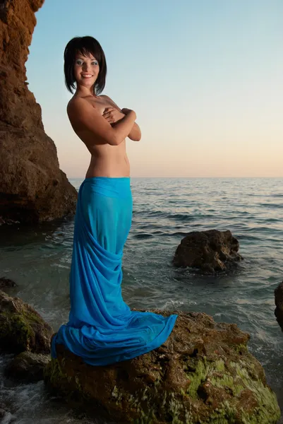 Ładna kobieta na wybrzeżu — Zdjęcie stockowe