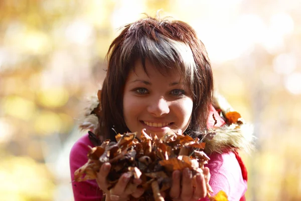 Retrato da menina bonita com folhas — Fotografia de Stock