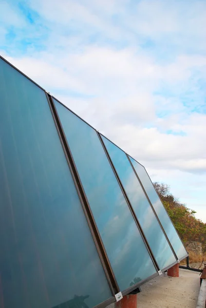 Solaranlage zur Warmwasserbereitung — Stockfoto