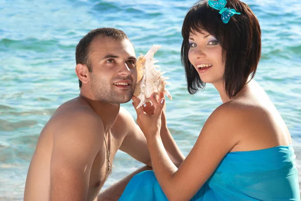 貝殻と若いカップル — ストック写真