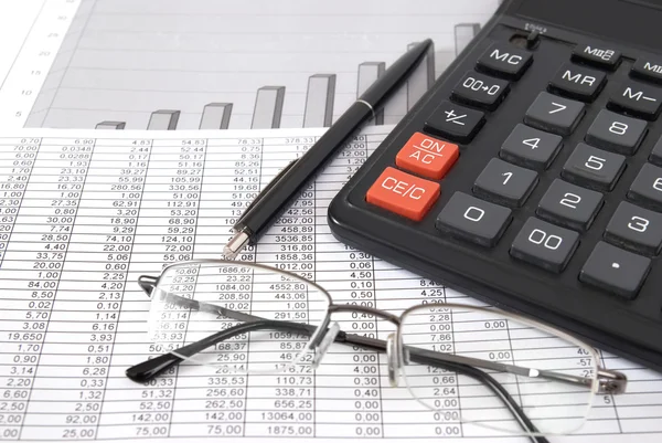 Penna, glasögon och miniräknare — Stockfoto