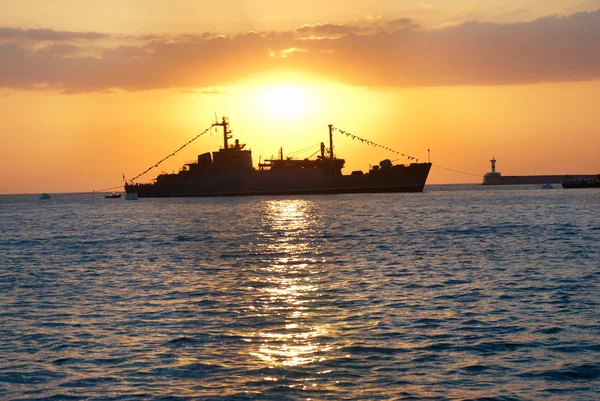 Kapal militer menghadapi matahari terbenam. — Stok Foto