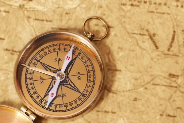 Kompas op oude kaart — Stockfoto