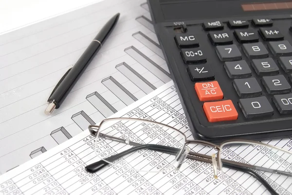 Penna, glasögon och miniräknare — Stockfoto
