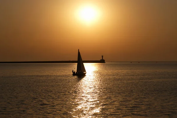 Segelboot gegen Sonnenuntergang — Stockfoto