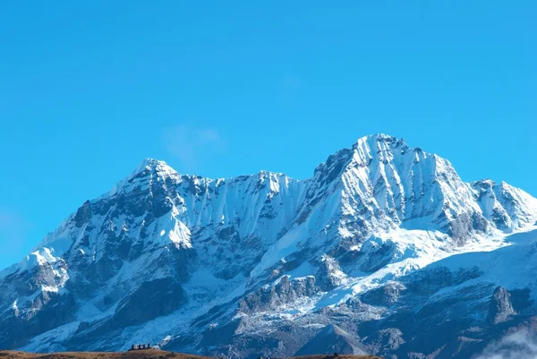 Hohe Berge, von Schnee bedeckt. — Stockfoto
