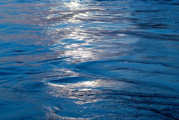Голубая вода с линией солнца — стоковое фото