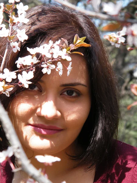 桜の花と少女 — ストック写真
