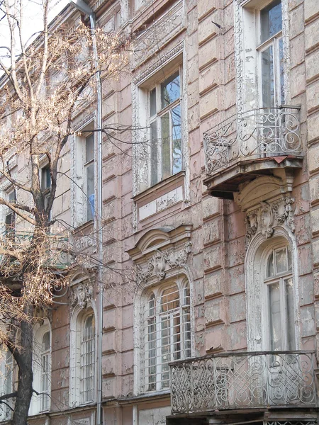 Traditionele snijdende balkons van tbilisi, kalaubani gebied — Stockfoto