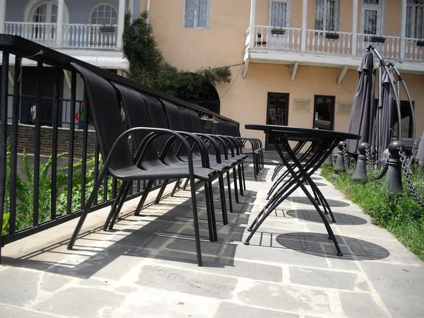 黒の椅子およびテーブル - シティ ビュー — ストック写真
