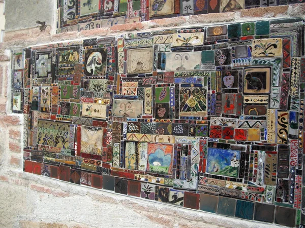 Vieilles céramiques dans le mur du centre historique de Tbilissi, Géorgie — Photo