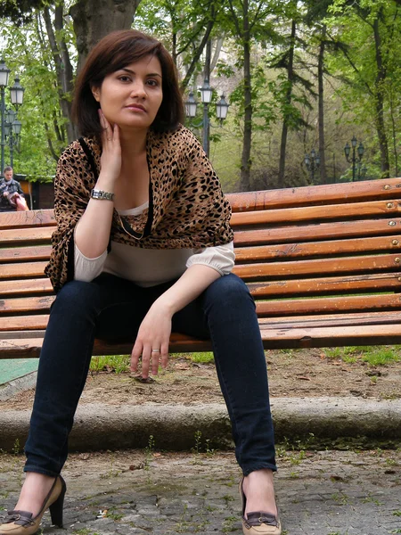 Retrato al aire libre de una hermosa chica con bufanda estilo tigre —  Fotos de Stock
