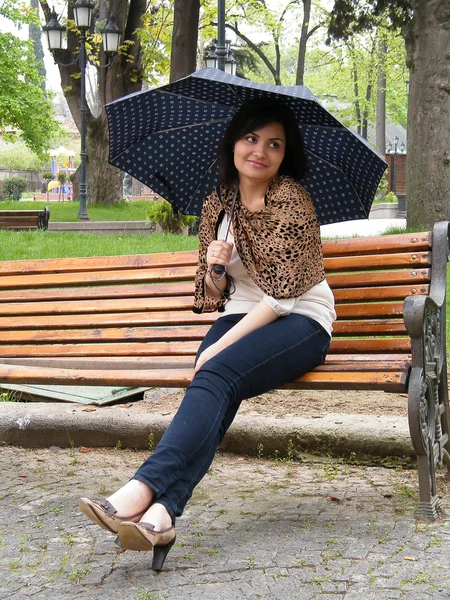 Außenporträt eines schönen Mädchens mit Schal im Tiger-Stil — Stockfoto