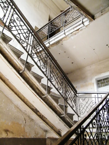 Vieux escaliers en pierre calcaire dans la très vieille maison — Photo