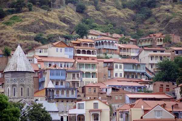 Balconi tradizionali in legno intagliato del centro storico di Tbilisi, Repubblica di Ge — Foto Stock