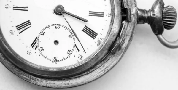 Антикварні ретро кишенькові годинники та предмети декору — стокове фото