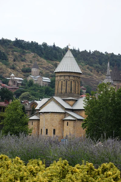 Kiliseler ve Tiflis, kubbeleri görüntülemek sermayenin tarihi bölümü — Stok fotoğraf