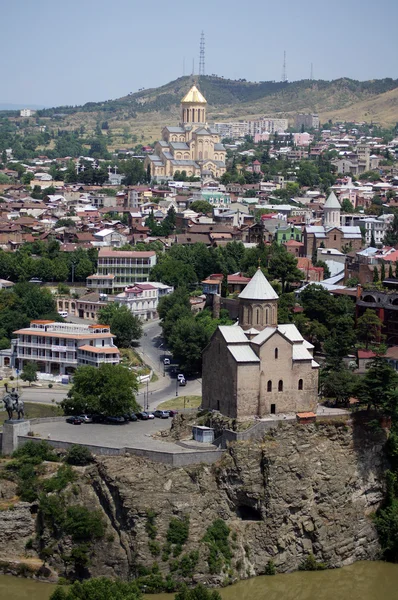 Iglesias y cúpulas de Tiflis, vista a la parte histórica de la capital de Re — Foto de Stock