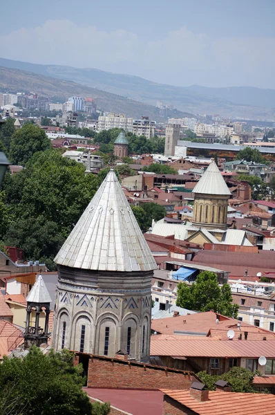 Kyrkor och kupoler av tbilisi Visa historiska del av kapitalet i re — Stockfoto