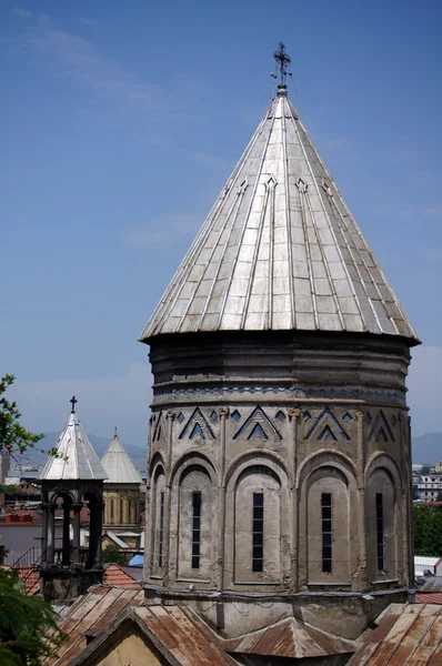 Igrejas e cúpulas de Tbilisi, vista para a parte histórica da capital de Re — Fotografia de Stock