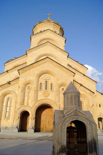 Iglesias y cúpulas de Tiflis, vista a la parte histórica de la capital de Re —  Fotos de Stock