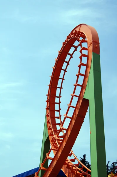 Bir roller coaster tren geçerken çift döngü — Stok fotoğraf