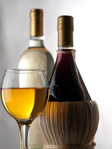 Białe i czerwone wino — Zdjęcie stockowe