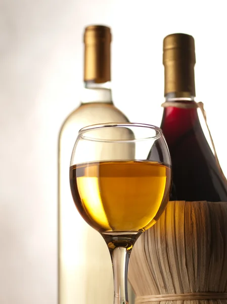 Біле і червоне вино — стокове фото