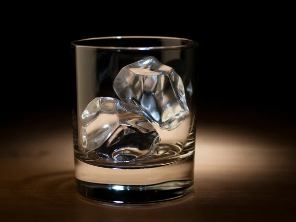 Leeg glas met ijsblokjes — Stockfoto