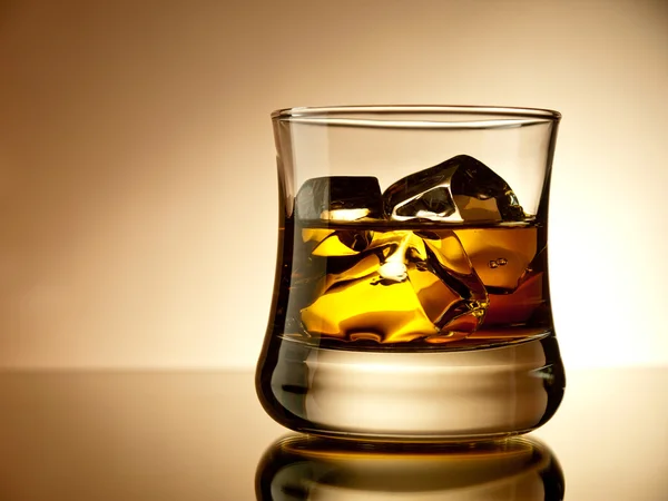 Whisky en las rocas —  Fotos de Stock
