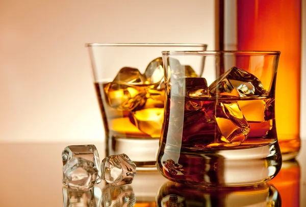 Whisky en las rocas — Foto de Stock