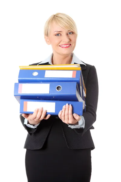 Feliz maduro negócios mulher segurando documentos . — Fotografia de Stock
