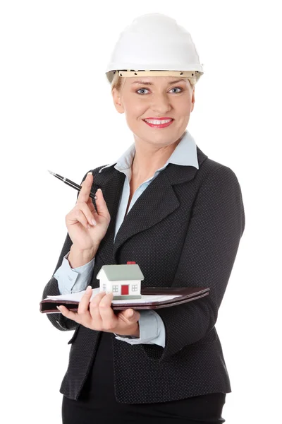 Mature engineer woman's holding house model. — Stock Photo, Image