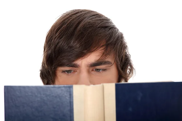 Giovane uomo lettura libro — Foto Stock