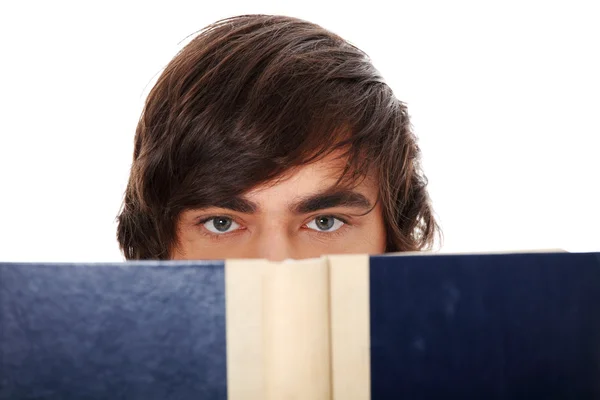 Adolescente homem leitura livro — Fotografia de Stock