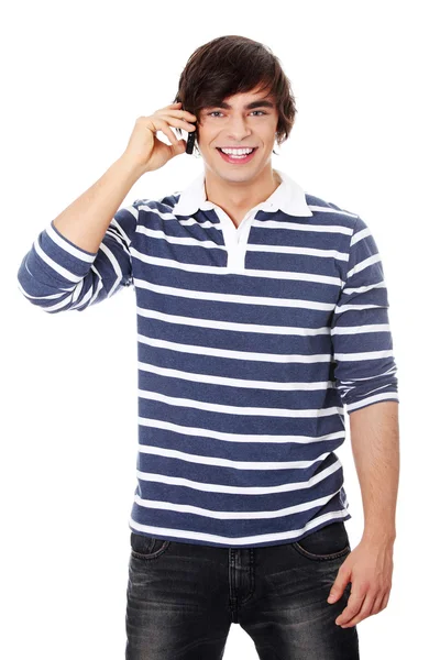 Een knappe gelukkig man met mobiele telefoon. — Stockfoto
