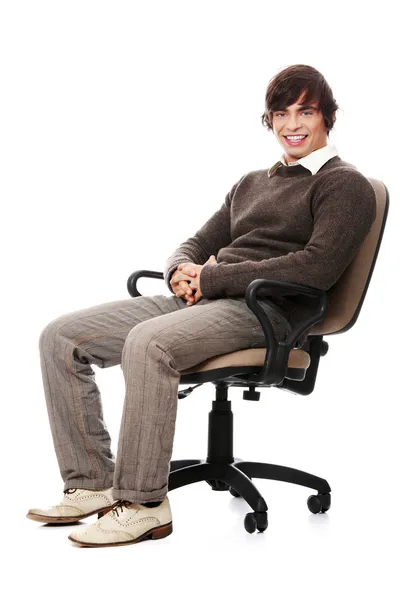 Jovem homem feliz sentado em uma cadeira de rodas . — Fotografia de Stock
