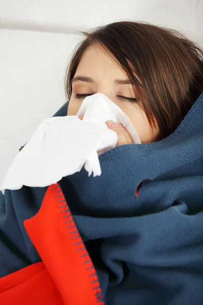 Молода жінка вдома має грип . — стокове фото