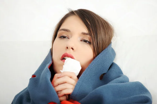 Junge Frau zu Hause mit Grippe. — Stockfoto