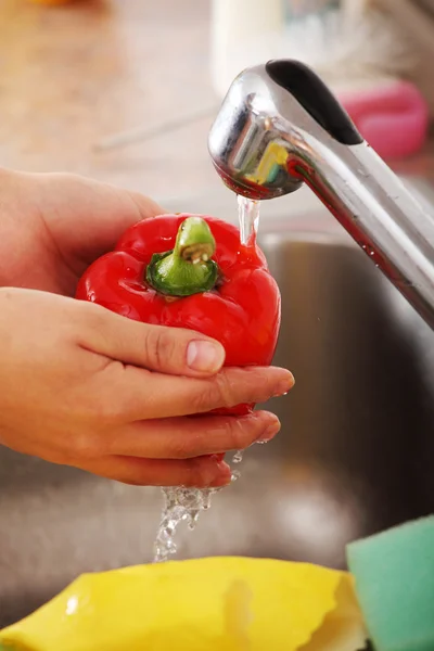 Vrouw wassen groente — Stockfoto