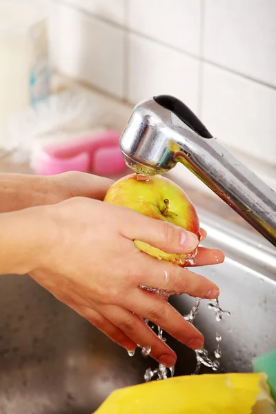 Donna mani lavaggio mela — Foto Stock