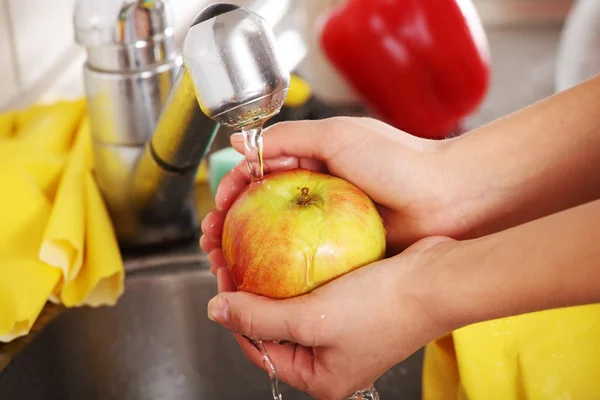 Женщина руки мыть яблоко — стоковое фото