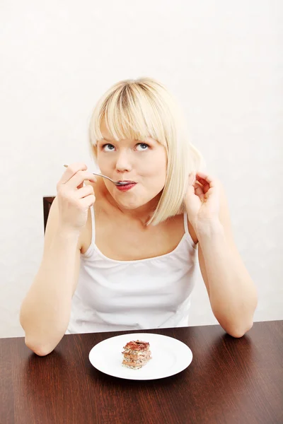 Hermosa mujer comiendo pastel . — Foto de Stock