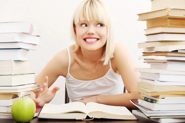 Ung student kvinna med massor av böcker som studerar för examina. — Stockfoto
