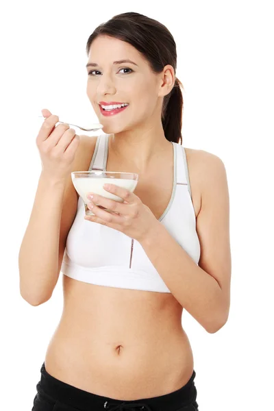 Ung vacker kvinna äta yoghurt — Stockfoto