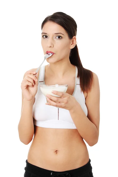 Giovane bella donna mangiare yogurt — Foto Stock