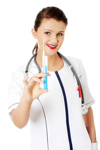 Mladá žena lékař nebo zdravotní sestra držící stříkačku — Stock fotografie
