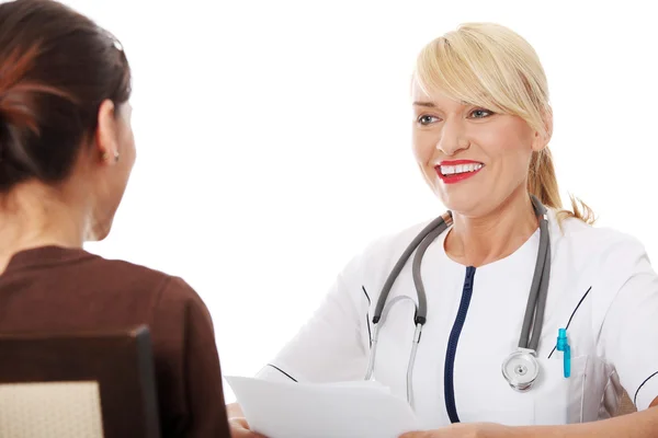 Dojrzała kobieta lekarz rozmawia z pacjentem. — Zdjęcie stockowe