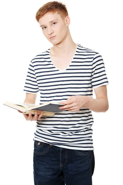Ung tonåring man läser en bok — Stockfoto