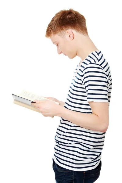 Jonge tiener man is het lezen van een boek — Stockfoto